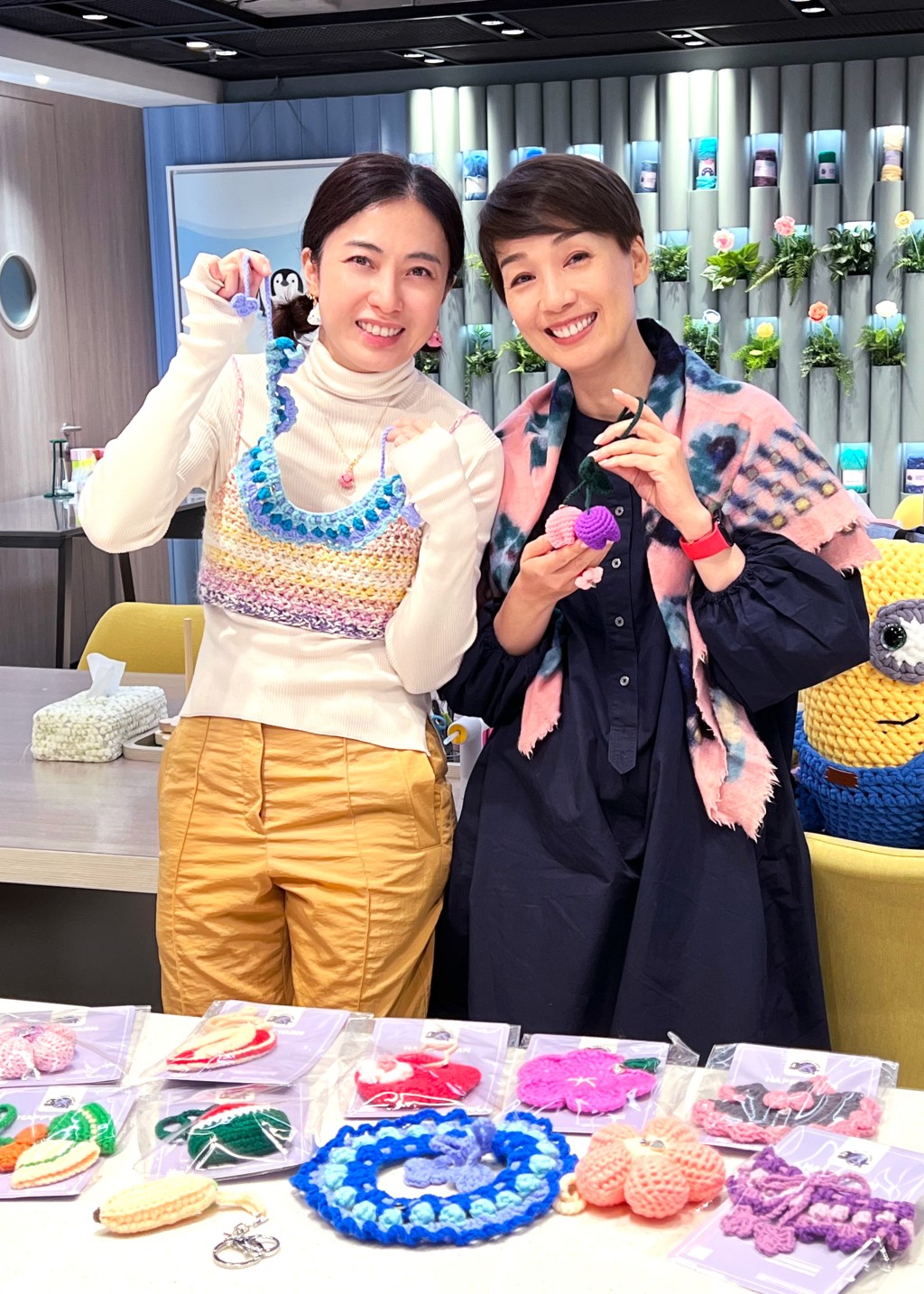 江美儀善用她的鈎織技巧，與由甘比創辦的 Happy Yarn 攜手推出義賣企劃。