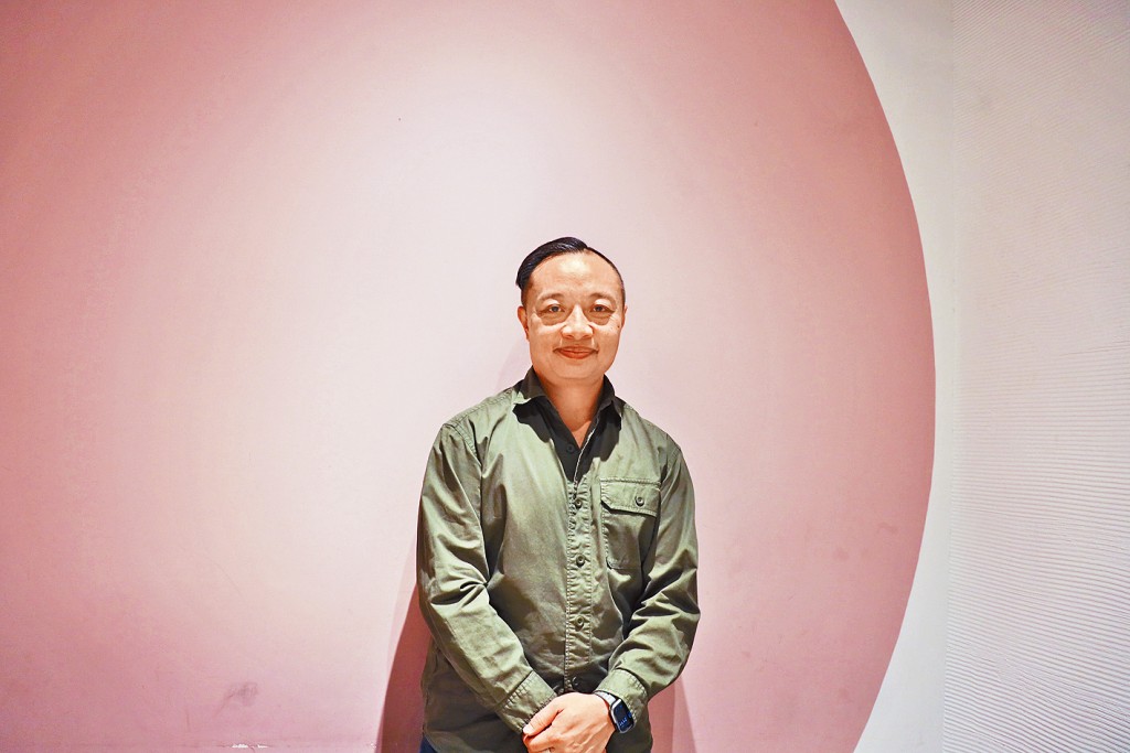 周志偉結合攝影與輔導，陪伴被拍攝者梳理人生、解開心結。