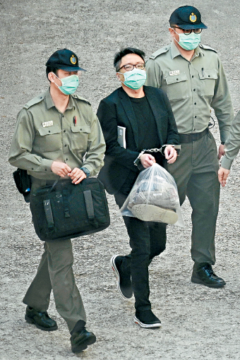 「快必」譚得志就被裁定發表煽動文字等共11罪成提出終極上訴被駁回。圖為譚年前由荔枝角收押所被解往法院提堂。