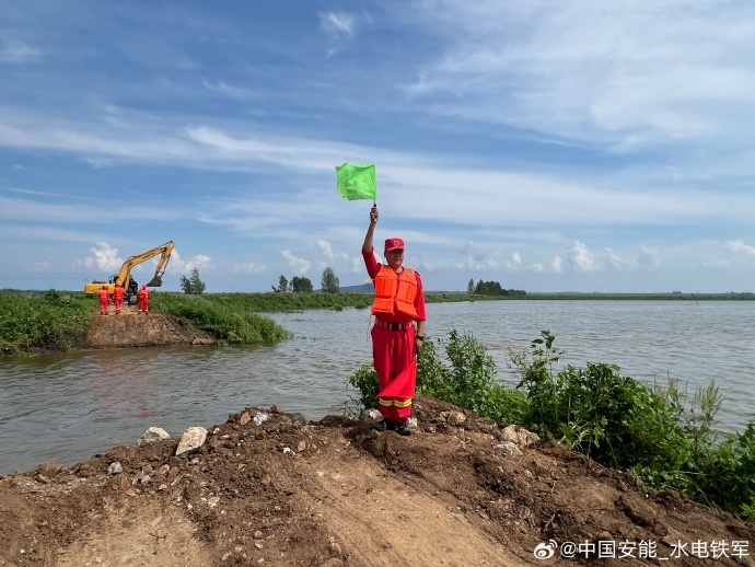 中国安能辽宁基地承担溃口封堵任务。 (微博)