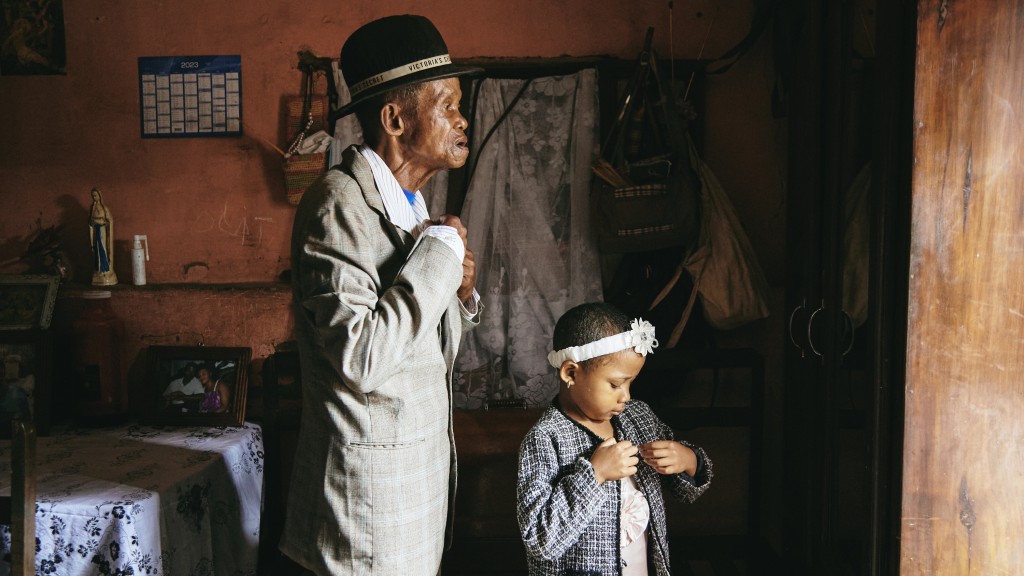 年度故事奖由南非GEO 摄影师奥尔瓦奇（Lee-Ann Olwage）夺得。她记录了马达加斯加人们对脑退化症缺乏认识，图为91岁的患者达达（Dada Paul）与5岁的孙女周日准备去教堂。 美联社
