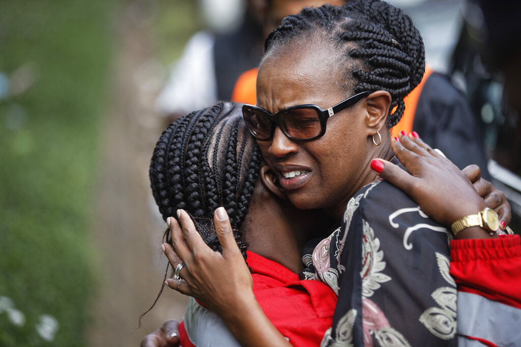 死者家属神情哀伤。AP