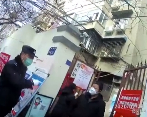 魯男所在的屋苑出門都要掃碼核對資料。(網圖)