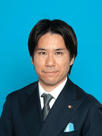 43岁的河合悠佑是日本政治家，大学期间曾在京都当地议员底下实习，毕业后曾出道当喜剧艺人。