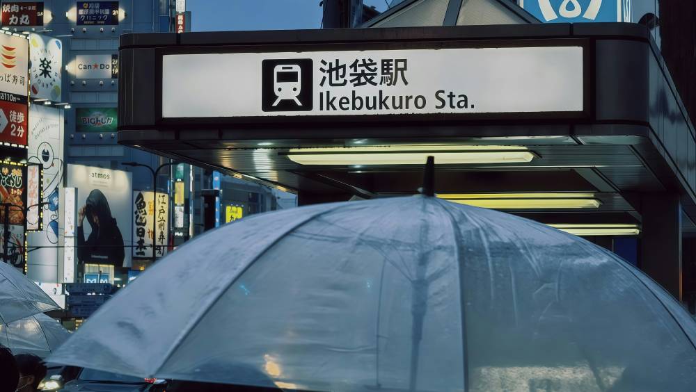 東京池袋搶劫傷人案，60歲中國女遊客遭噴催淚劑擊頭搶手袋。 unsplash