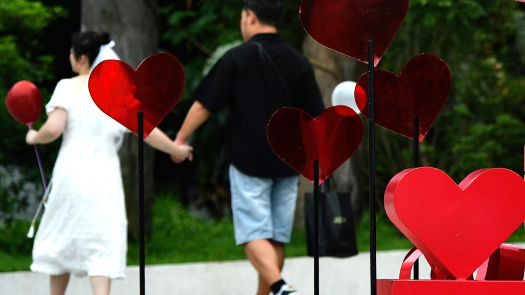 春節臨近，內地出現請人假扮情侶服務。中新社