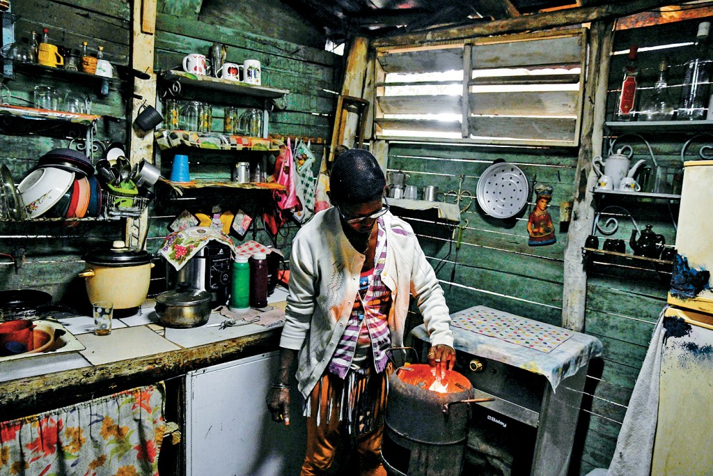 古巴燃料短缺，哈瓦那郊區一名婦女在家中用木炭煮飯。