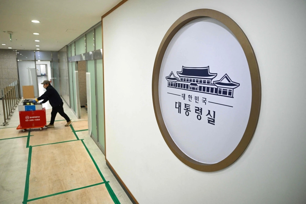 12月22日，在韓國首爾，工作人員在龍山總統府搬運辦公用品。新華社/法新社