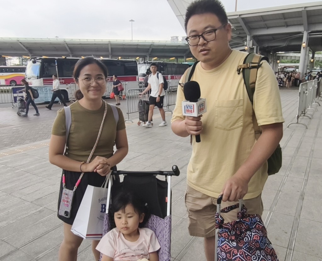 港人楊先生因為蛇口有新商場開幕,故一家北上消遣。徐裕民攝 港人楊先生因為蛇口有新商場開幕,故一家北上消遣。徐裕民攝