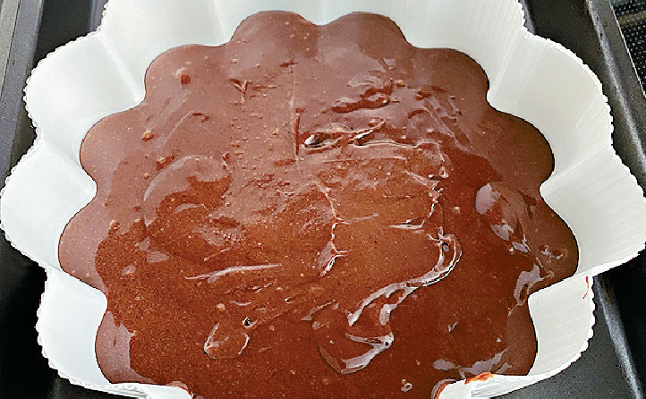 把粉浆倒入纸制焗模，放入摄氏170度预热焗炉烘焗约20-25分钟，直至插入竹签后蛋糕浆没黏着。