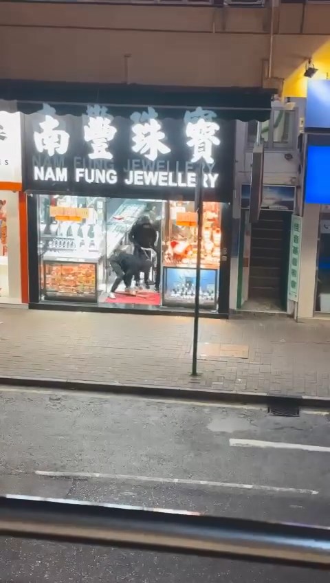 4名身穿黑衫的賊人闖入珠寶店，用硬物毀壞多個飾櫃，擸走一批金器首飾。