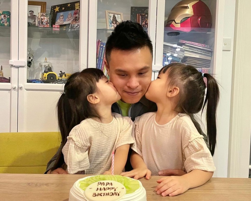 孖女兒獻吻，爸爸甜入心。