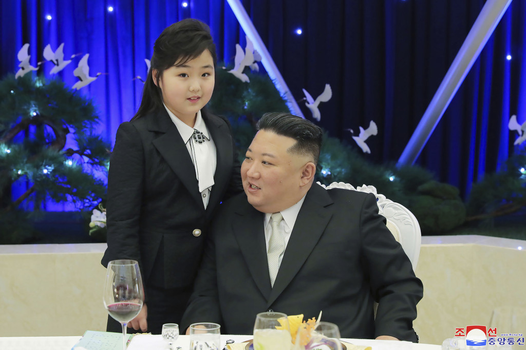 北韓領導人金正恩7日再攜二女兒金主愛公開亮相活動。ap