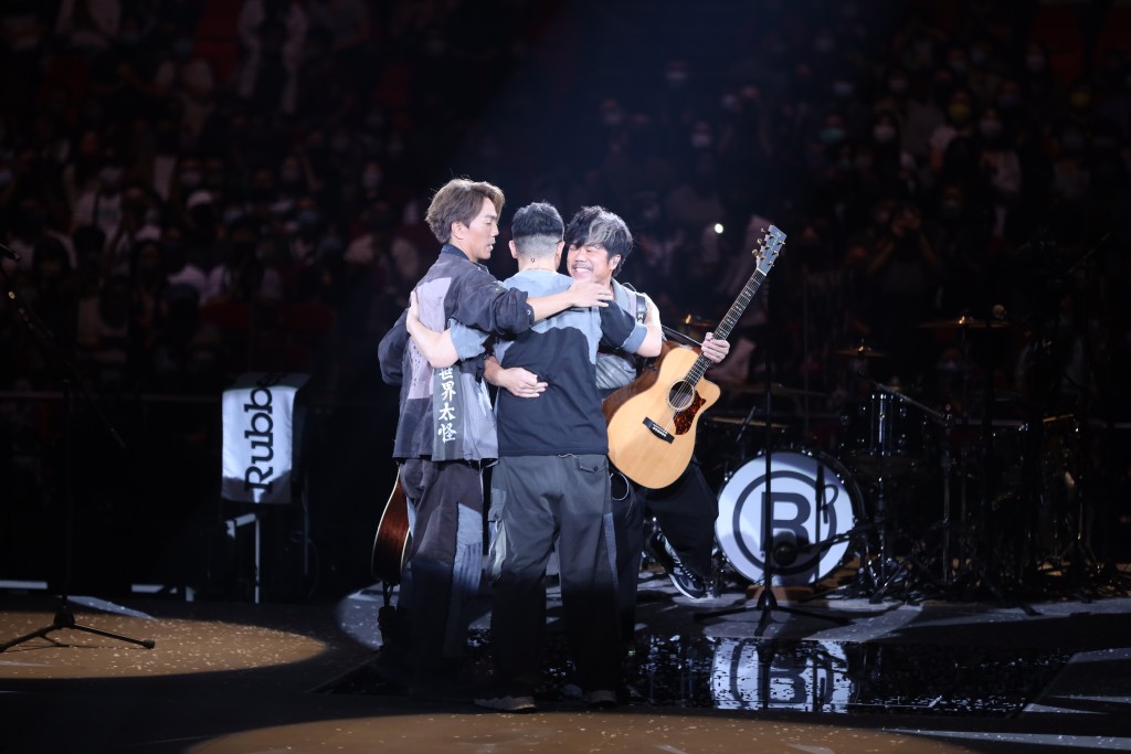 阿正、 阿偉及泥鯭大力擁抱6號，鼓勵他solo演出。