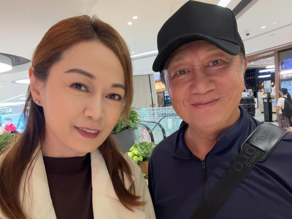 姚瑩瑩與郭鋒在商場溫馨自拍，郭鋒精神飽滿，展現親切笑容。
