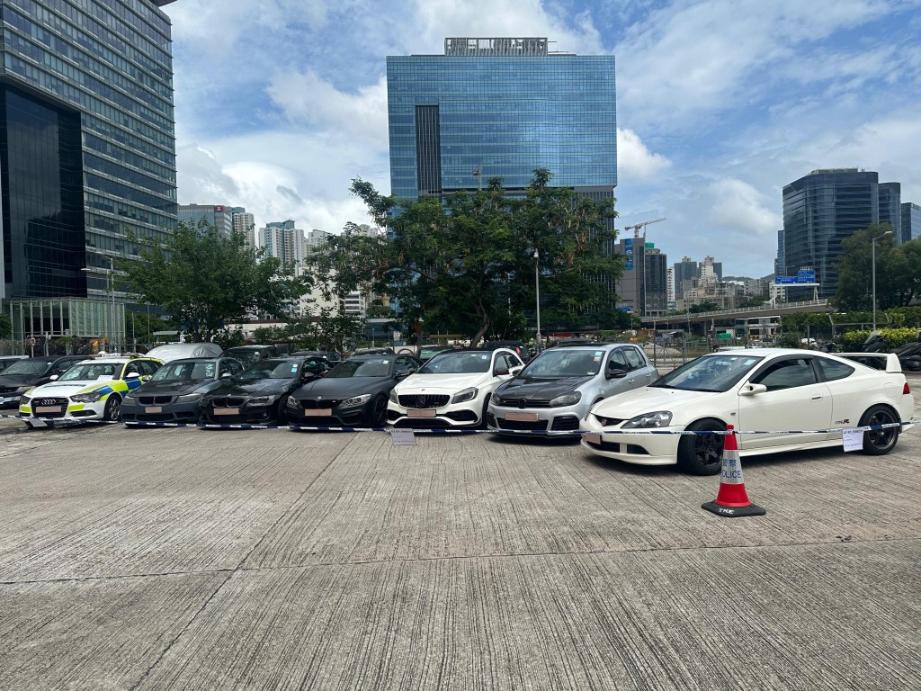 警方扣查涉案的8輛私家車,包括一輛退役警車。 警方扣查涉案的8輛私家車,包括一輛退役警車。