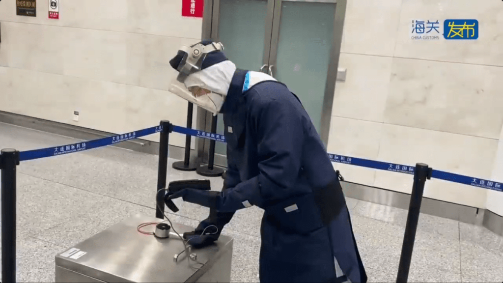 遼寧有入境旅客觸發核警報,經檢查其「護身符」輻射超標1686倍。海關發布 遼寧有入境旅客觸發核警報,經檢查其「護身符」輻射超標1686倍。海關發布