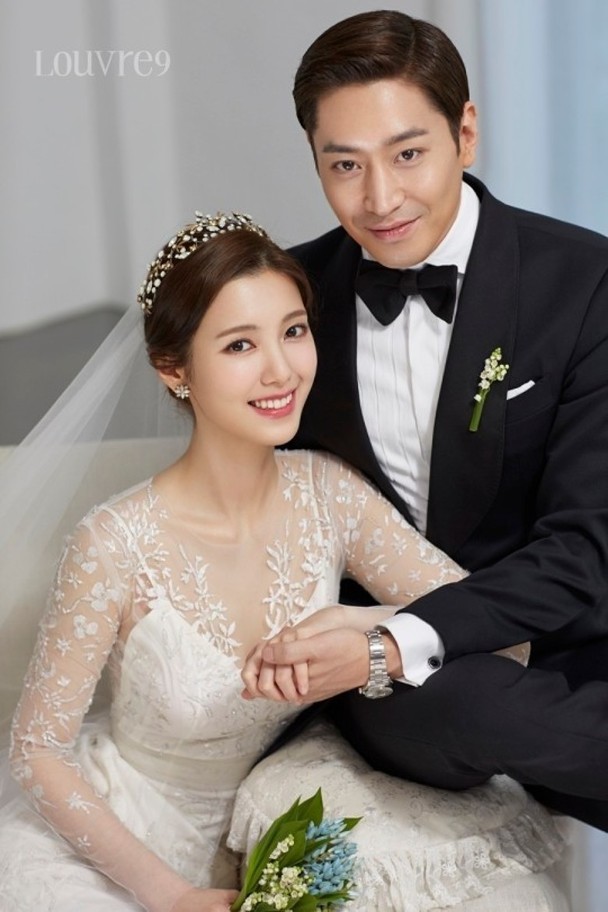 韩团神话的44岁队长文晸赫（Eric），于2017年1月与拍拖三年的女星罗惠美结婚。