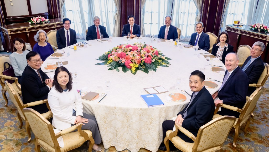 行政長官李家超主持特首顧問團午餐會議，以聽取顧問團成員就香港第一個五年規劃及2026年《施政報告》的意見。政府新聞處圖片