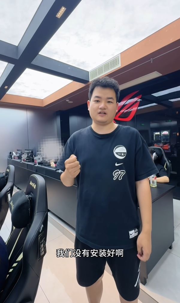 网吧老板认为事件是安装不当造成，不用清洁阿姨赔偿。