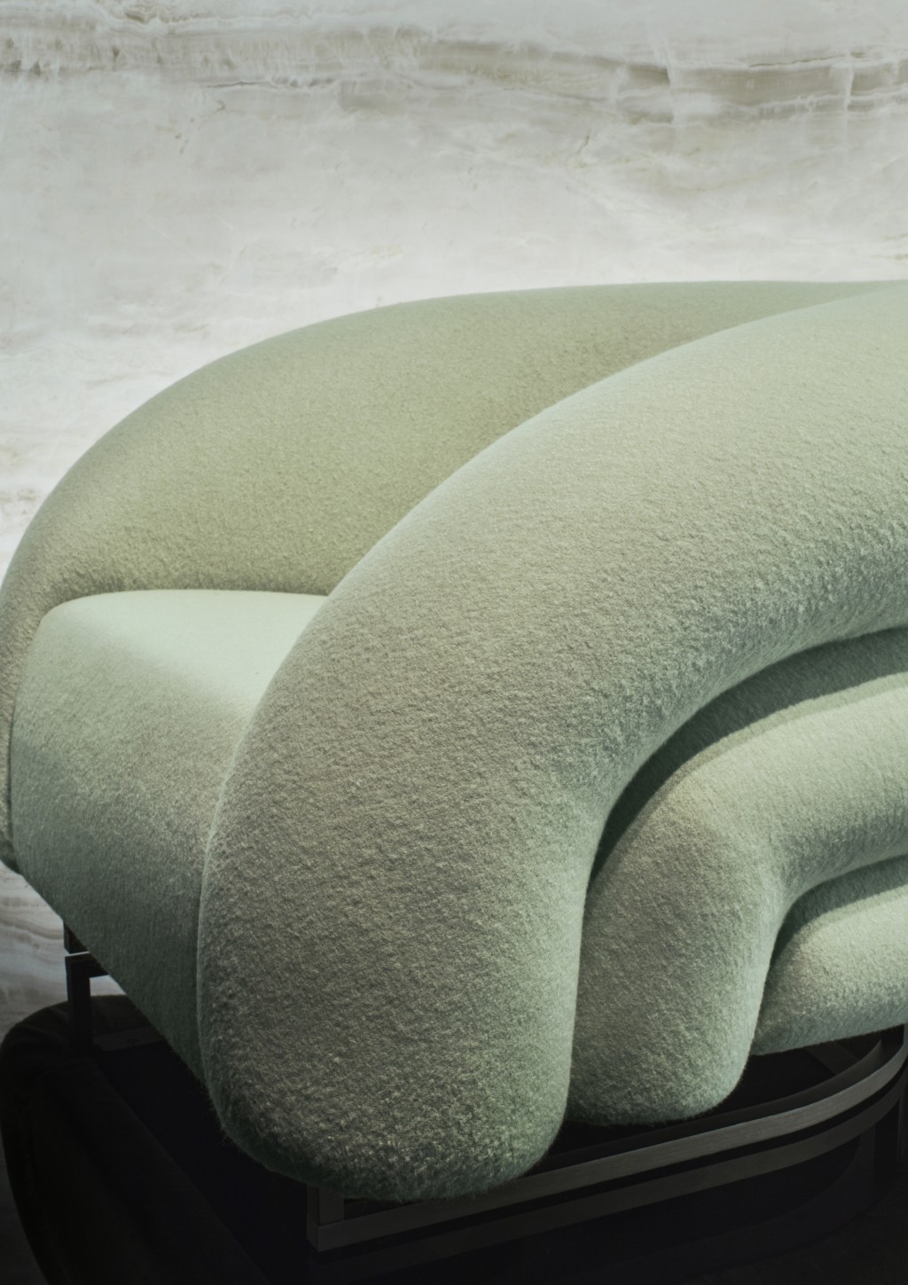 Armani Casa Baloon Chair。
