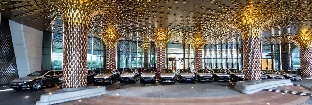 港澳酒店打造最豪貴賓車隊:交付新車包括10輛純電動Mercedes-Maybach EQS SUV 680 4MATIC和4輛Mercedes-Maybach S580 4MATIC。 港澳酒店打造最豪貴賓車隊:交付新車包括10輛純電動Mercedes-Maybach EQS SUV 680 4MATIC和4輛Mercedes-Maybach S580 4MATIC。