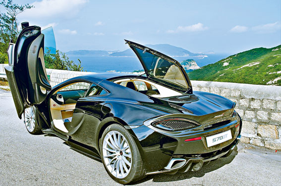 鸭尾扰流造型较570S更夸张。