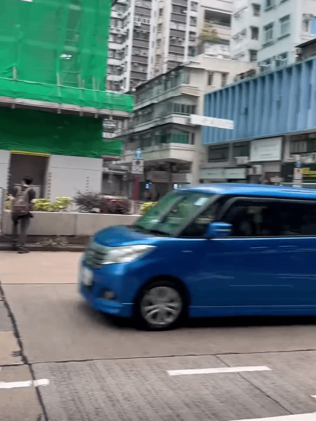 涉案藍色私家車駛經，撞到巴士迷。FB：Chan Kenny@車Cam L香港群組