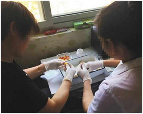商贩在民居内清洗、煮熟、烘烤加工制作「胎盘胶囊」。网上图片