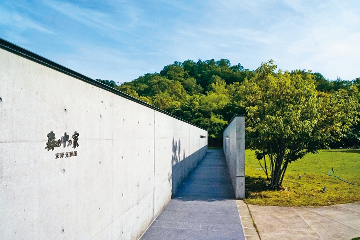在安野光雅館的入口長廊，可看到安藤忠雄的清水模建構。