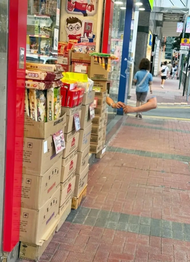 改圖大 師於是有求必應,相中只留下一對正在剪 指甲的手,大叔其餘部位都消失。Threads截圖 改圖大 師於是有求必應,相中只留下一對正在剪 指甲的手,大叔其餘部位都消失。Threads截圖