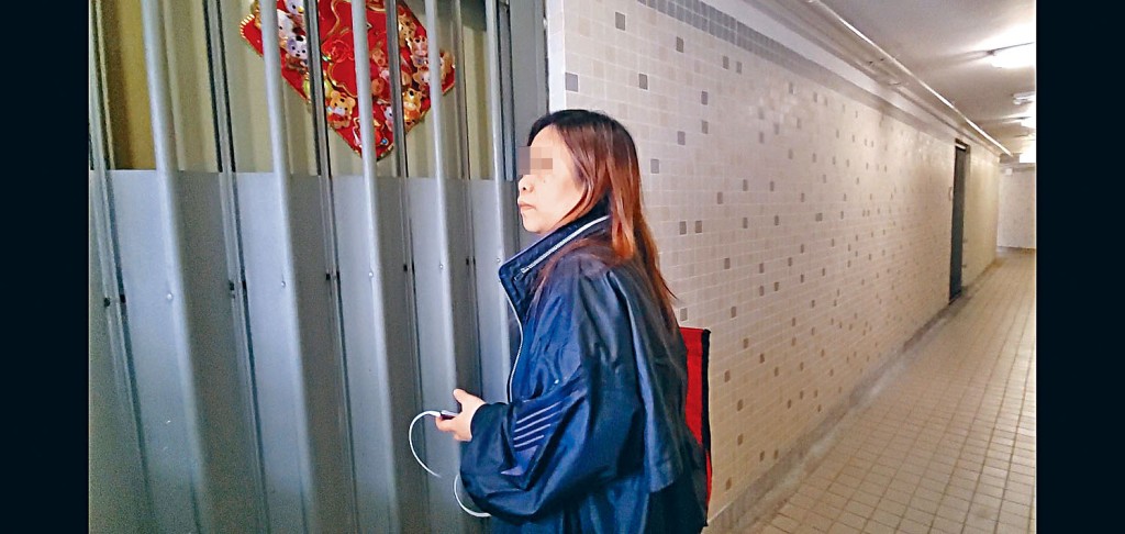 涉疏忽照顧女兒被警方拘捕的女子昨午獲保釋返家，拒絕回應女兒無上學一事。