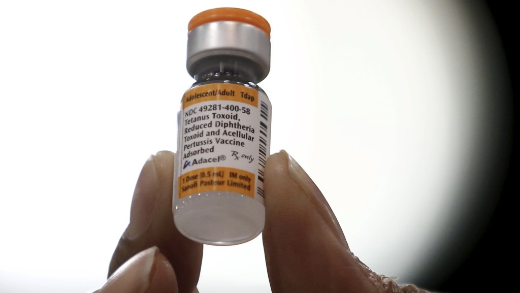 美國加州的護士展示一瓶破傷風、白喉和百日咳混合疫苗。 路透社