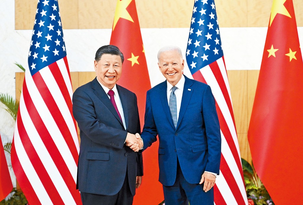 习近平（左）去年与拜登（右）在印尼会晤。