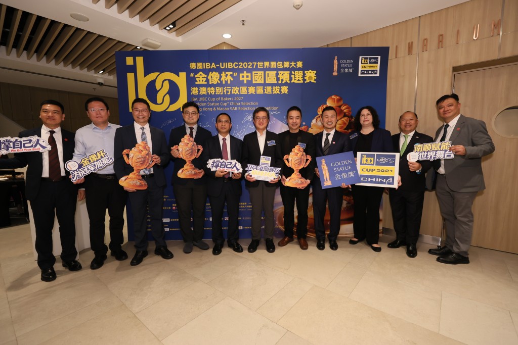 左一：南順（香港）集團麵粉事業部總經理洪天波先生、左二：中國焙烤食品糖製品工業協會副理事長兼秘書長張帥先生、左三：立法會議員邵家輝 BBS JP、左四：立法會議員（飲食界）梁進 MH、左五：中國焙烤食品糖製品工業協會理事長張九魁先生、左六：香港特別行政區政府創新科技及工業局常任秘書長蔡傑銘 JP、右一：南順（香港）集團麵粉事業部港澳及海外銷售總經理陳子誠先生、右二：酒店及旅遊學院、中華廚藝學院及國際廚藝學院副院長劉永棠博士、右三：德國駐香港總領事館副領事 Stefanie Walter女士、右四：南順（香港）集團行政總裁兼執行董事林學瀚先生、右五：香港特別行政區政府環境及生態局副秘書長（食物）余健強先生