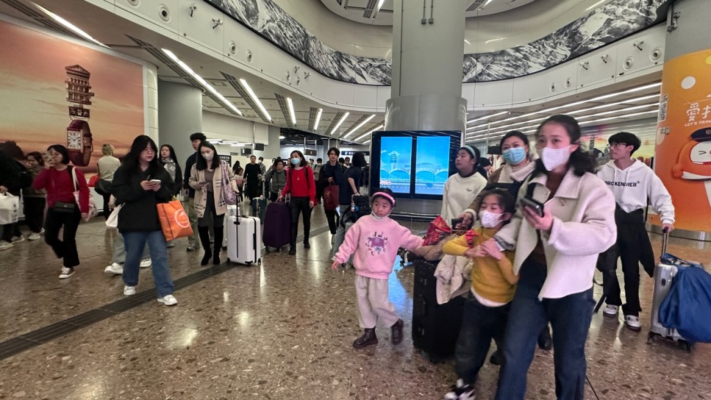 新春長假期尾聲高鐵站人流繁忙。謝曉雅攝