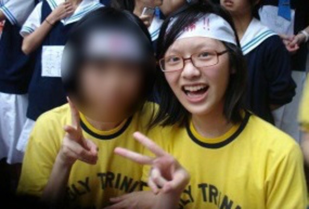 馮盈盈中學時期的眼鏡娘造型。