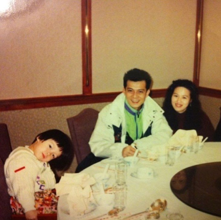 兩年前父親節,黃芷晴曾上載昔日一家三口相。