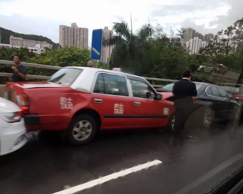 將軍澳隧道公路傍晚發生8車連環相撞。馬路的事討論區fb群組