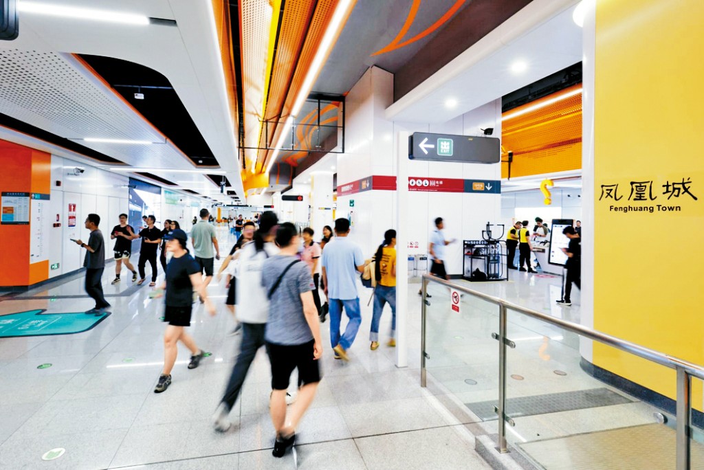深圳地铁13号线二期北延段正式投入服务，图为凤凰城站。