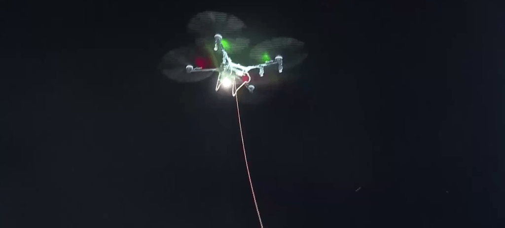 當地政府與義工正利用重型無人機,向村內空投救援物資及急需藥品。 央視 當地政府與義工正利用重型無人機,向村內空投救援物資及急需藥品。 央視