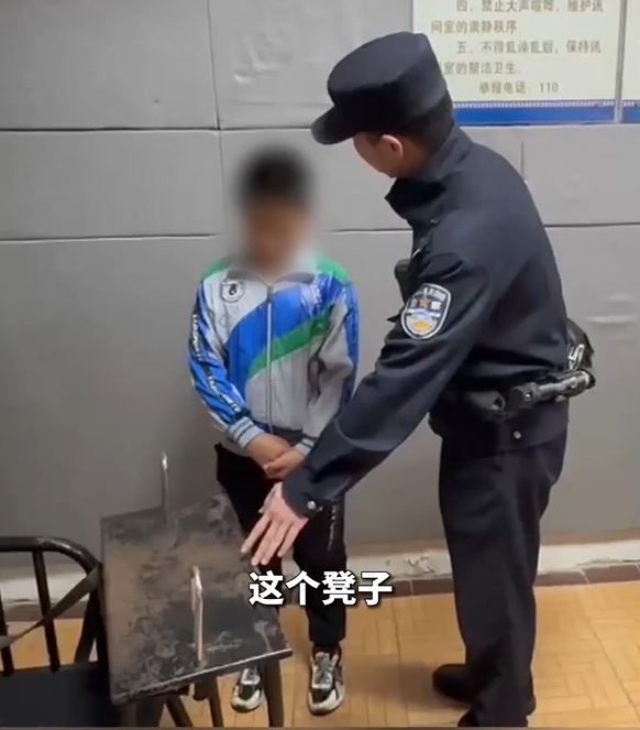 警员让男童实地体验疑犯被审讯过程。影片截图