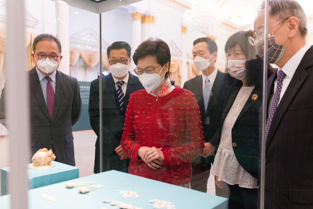 行政长官林郑月娥参观梦蝶轩藏品展览。