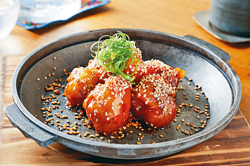 素菜椰菜花天婦羅用上甜醬、是拉差醬及日本芝麻作調味，口感像吃炸魚，微脆醒胃。