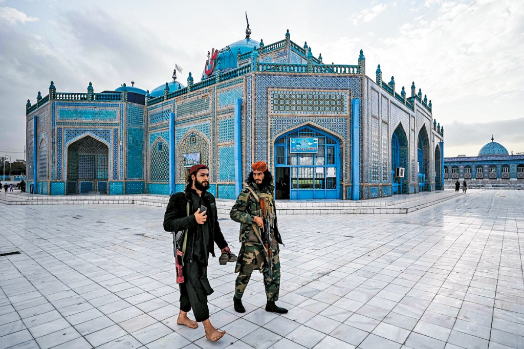 阿富汗北部著名的藍清真寺攝於2021年。