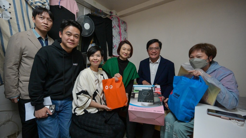 財政司副司長黃偉綸與房屋局局長何永賢上周六( 7日 )傍晚聯同民建聯立法會議員李慧琼等,到土瓜灣探訪分間單位住戶。何永賢FB