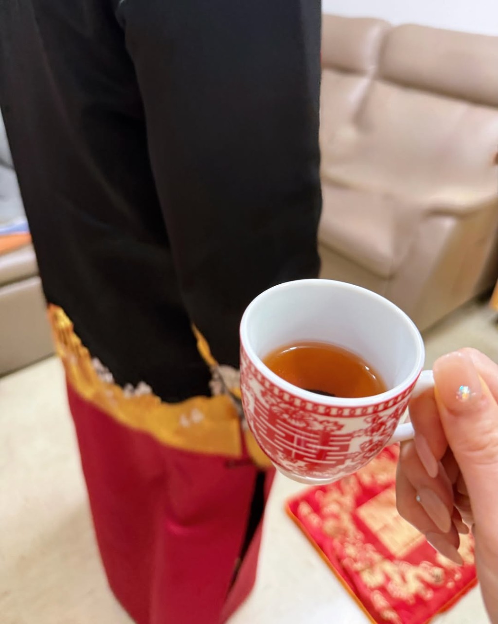 敬茶儀式上使用了印有紅色「囍」字的傳統中式茶杯。