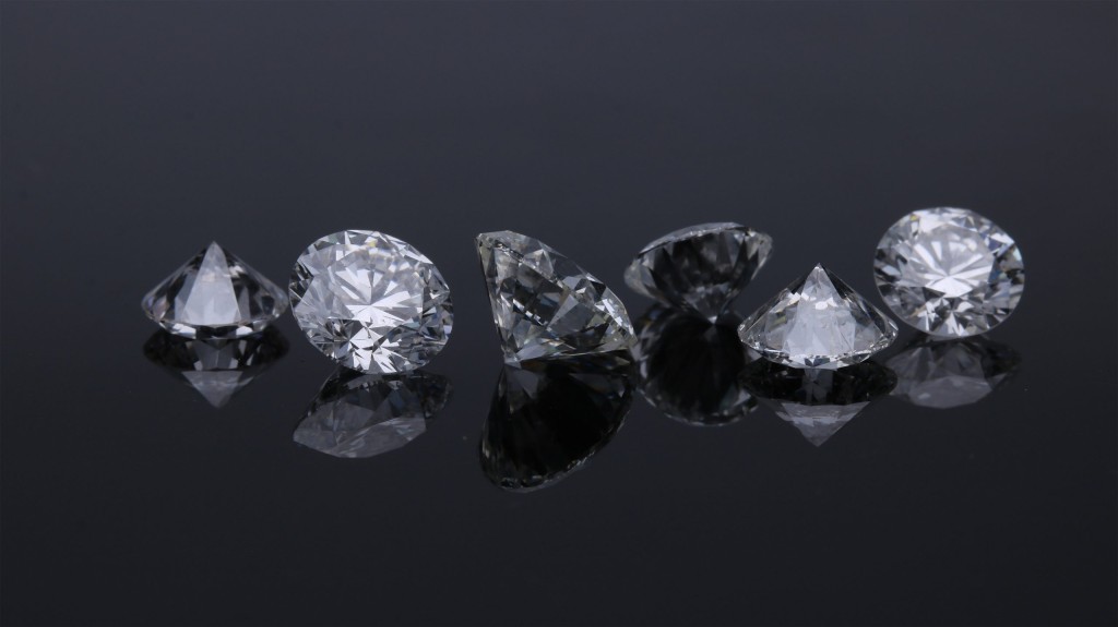 至於鑽石價格為何暴跌？其中一個關鍵因素是人造鑽石的發展。