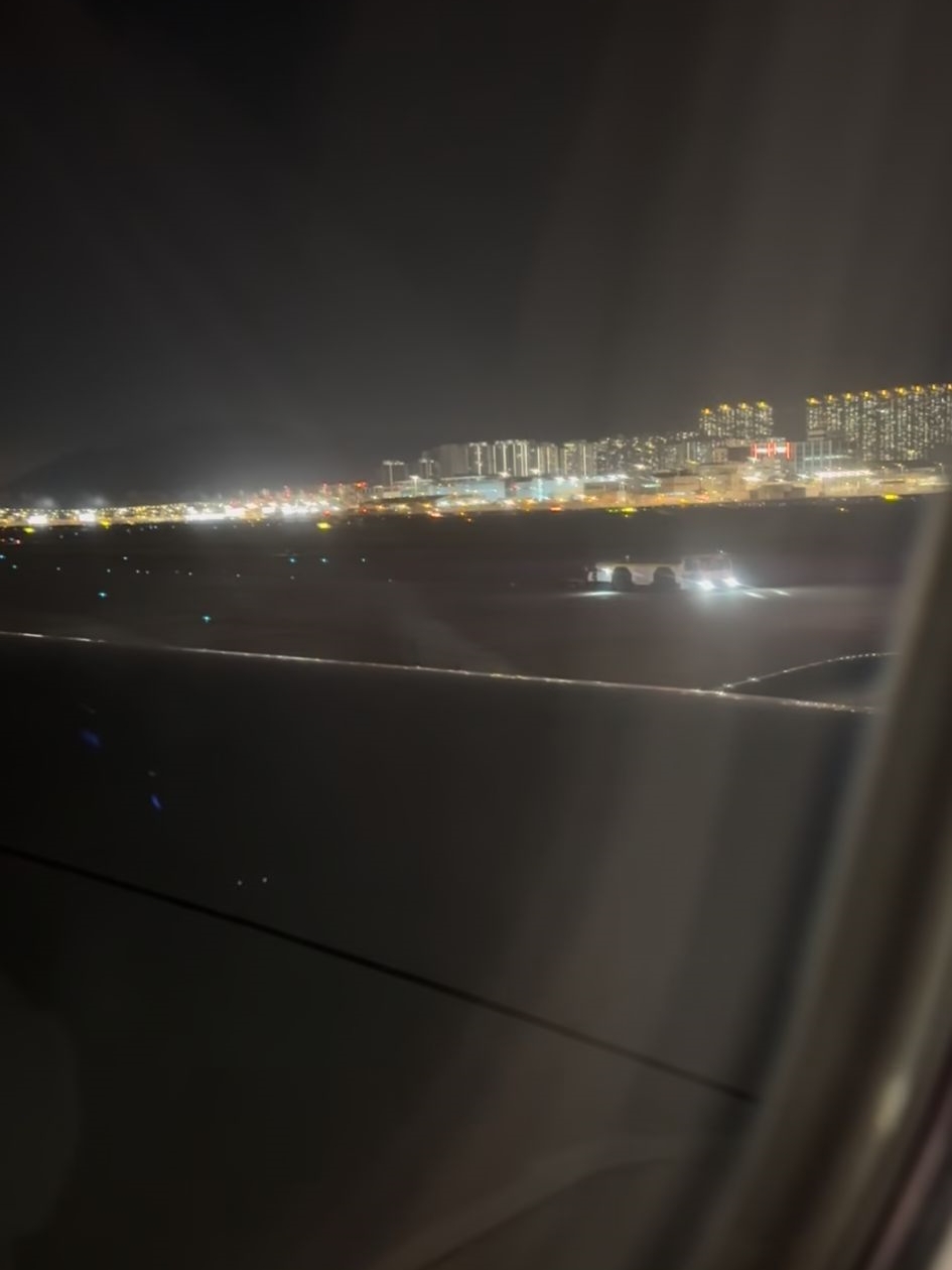 機場車輛到場處理。Threads@c.h.lee_neil