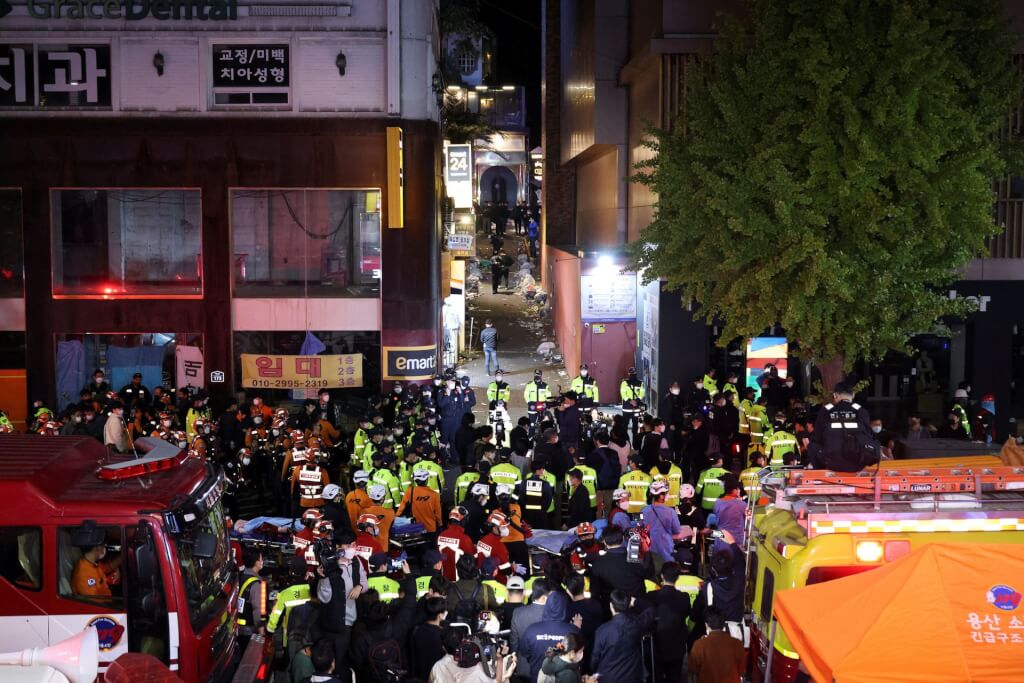 2022年10月29日梨泰院万圣节活动爆发人踩人，事发后大批警消人员到场救援。（路透社）